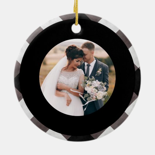 農家の初めてのクリスマスミスター&ミセス・ニューリフ写真 セラミックオーナメント (裏面)