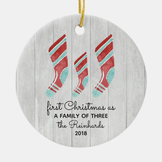 農家の森のストッキングの新生児の三人家族 セラミックオーナメント (正面)