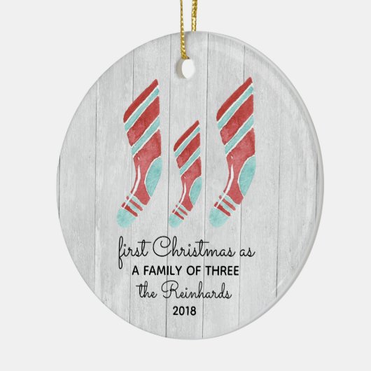農家の森のストッキングの新生児の三人家族 セラミックオーナメント (左)