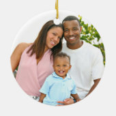 農家の森のストッキングの新生児の三人家族 セラミックオーナメント (裏面)