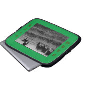 農家の生活、牛の家族 ラップトップスリーブ (正面下部)