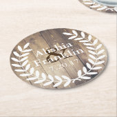 農家の白い月桂樹花嫁及び新郎の結婚式の日付 ラウンドペーパーコースター (アングル)