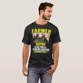 農家の飛んでいる注意ツールの不快な言語 Tシャツ (正面フル)