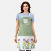 農家グリーンジンガムとワイルドフラワーモノグラム エプロン (着用した状態)