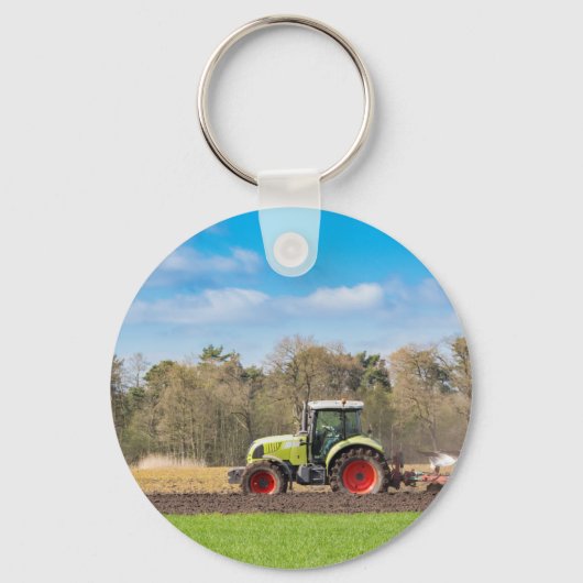 農家トラクターで砂質土を耕す春 キーホルダー (正面)