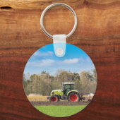農家トラクターで砂質土を耕す春 キーホルダー (正面)
