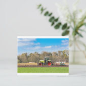 農家トラクターで砂質土を耕す春 ポストカード (スタンド正面)