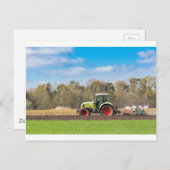 農家トラクターで砂質土を耕す春 ポストカード (正面/裏面)