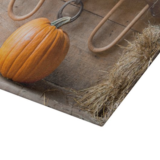 農家博物館。納屋の中のカボチャに干し草を1俵 カッティングボード (角)