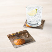 農家博物館。納屋の中のカボチャに干し草を1俵 スクエアペーパーコースター (インサイチュ)