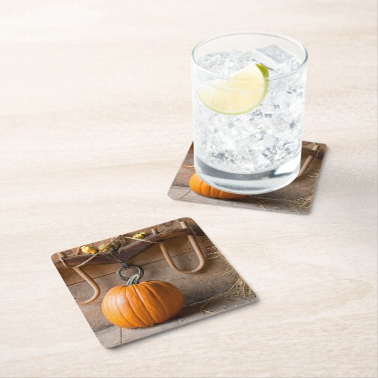 農家博物館。納屋の中のカボチャに干し草を1俵 スクエアペーパーコースター (インサイチュ)