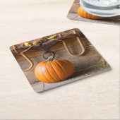 農家博物館。納屋の中のカボチャに干し草を1俵 スクエアペーパーコースター (アングル)
