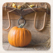 農家博物館。納屋の中のカボチャに干し草を1俵 スクエアペーパーコースター (正面)