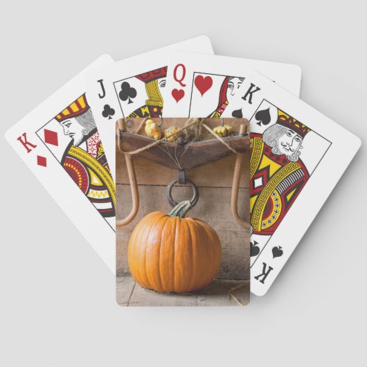 農家博物館。納屋の中のカボチャに干し草を1俵 トランプ (裏面)