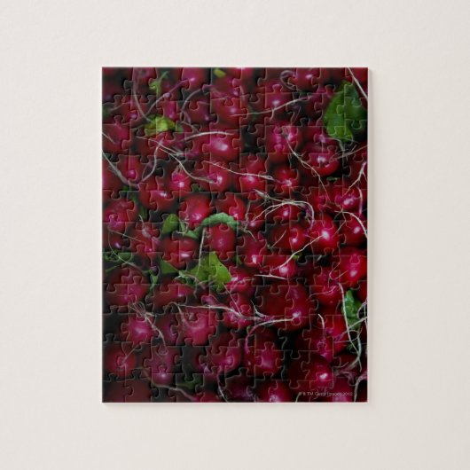 農家市場は様々な農産物を持つ ジグソーパズル (縦)