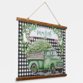 農家 |ヴィンテージグリーントラック |ファームのフレッシュ 吊り下げ型タペストリー (傾斜あり)