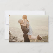 農村の梁にストリングライトを飾った素朴な結婚式 セーブザデート (裏面)