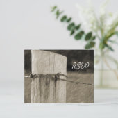 農村フェンスポストカントリーファームウェディングRSVPカード 出欠カード (スタンド正面)