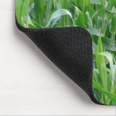 農村部のグリーンコーンフィールドの背景の写真 マウスパッド (コーナー)