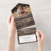 農村風の木製ストリングライトの写真とRSVP付きウェディング オールインワン招待状 (貼ってはがせる)