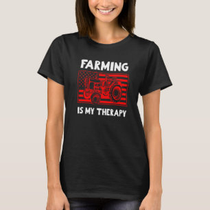 農業は私のセラピー老人でトラクターを持っている Tシャツ