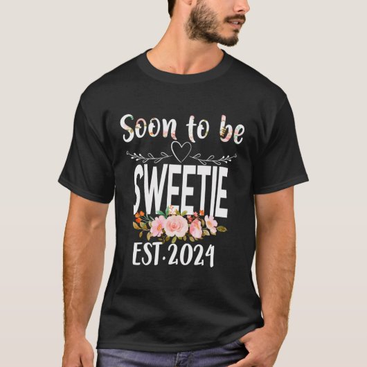 近いうちに甘いEst2024家族のプレグナンに一致する Tシャツ (正面)