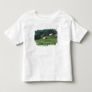 近くにあるタバコの作物と一対の赤いタバコ納屋 トドラーTシャツ