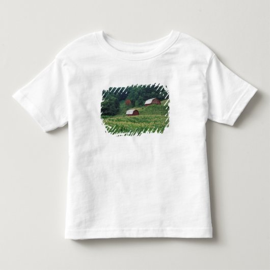 近くにあるタバコの作物と一対の赤いタバコ納屋 トドラーTシャツ (正面)