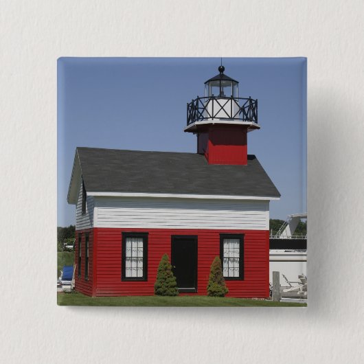 近くのダグラスの海岸に移動した灯台 缶バッジ (正面)