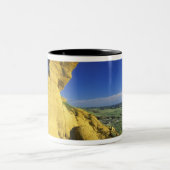 近くのヘルクリーク地域の砂岩モニュメント ツートーンマグカップ (中央)