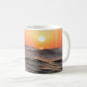 近くの水に沈む コーヒーマグカップ (正面右)