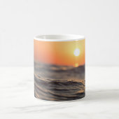 近くの水に沈む コーヒーマグカップ (中央)