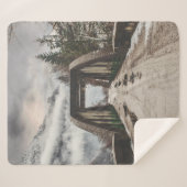 近くの葉のない木の横にある灰色コンクリートアーチブライド シェルパブランケット (正面(横))