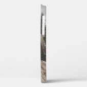 近くの葉のない木の横にある灰色コンクリートアーチブライド Case-Mate iPhoneケース (裏面 / 左)