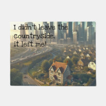 近くの都市と可愛いコテージの写真