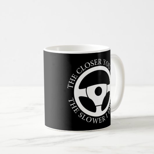 近づけば近づくほど私の運転は遅くなるクール コーヒーマグカップ (正面右)