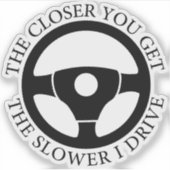 近づけば近づくほど私の運転は遅くなる シール (正面)