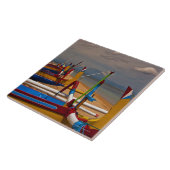 近のビーチの伝統的なBalaneseの漁船 タイル (側面)