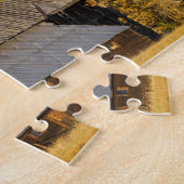 近の秋のtamaracksが付いている古い木の納屋 ジグソーパズル (側面)