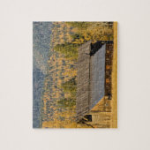 近の秋のtamaracksが付いている古い木の納屋 ジグソーパズル (縦)