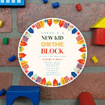 近所の赤ちゃんシャワーの新しい子供 招待状<br><div class="desc">カラフルの家や建物を中心に明るい色の縁ど文字で飾った赤ちゃんシャワーをテーマにした「ブロックの新しい子」。</div>
