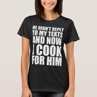 返信こないから私が彼に料理作ってあげてる Tシャツ