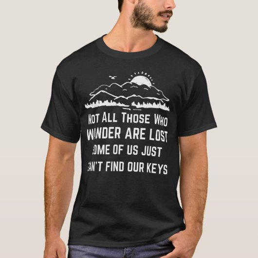 迷う者全てが迷子にあらず おもしろ迷子Tシャツ Tシャツ (正面)