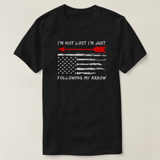 迷ってなんかいない 矢印に従っているだけ | アーチェリー Tシャツ (デザイン正面)