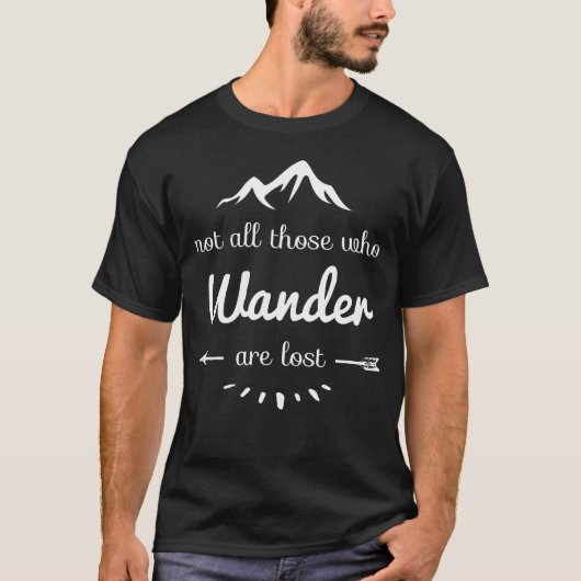 迷わない者だけが旅をするのではない 面白い ハイキング Tシャツ (正面)