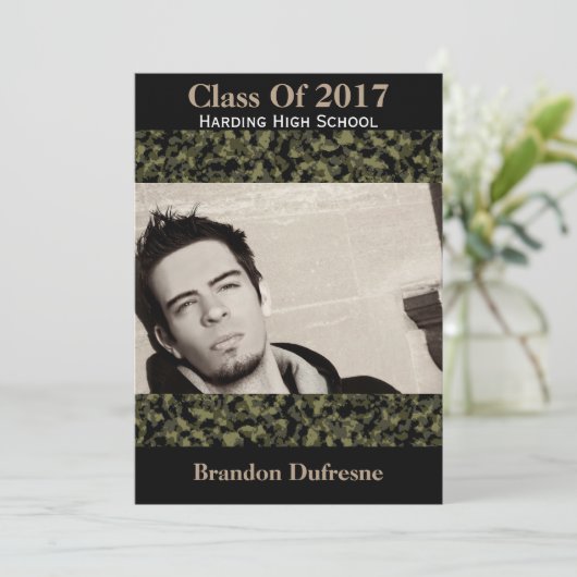 迷彩と黒の卒業パーティー招待状 招待状 (スタンド正面)