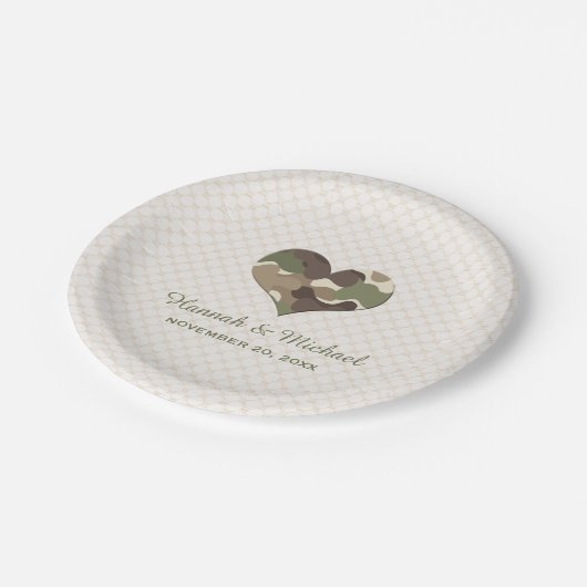 迷彩柄のカムフラージュのハートの結婚 ペーパープレート (アングル)