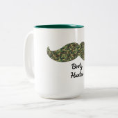 迷彩柄の口ひげコーヒーマグおもしろい最高のブーティハンター ツートーンマグカップ (正面左)