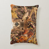 迷彩柄の白い尾シカの秋の木びき台 アクセントクッション (裏面(縦))