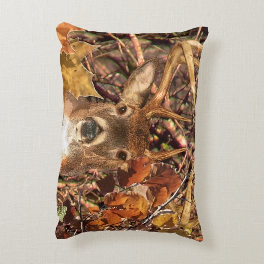 迷彩柄の白い尾シカの秋の木びき台 アクセントクッション (裏面(縦))